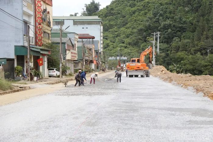 Nhà thầu tập trung thi công phần mặt đường tuyến từ Quốc lộ 4D vào Trường Phổ thông nội trú TH&THCS Mường Khương, bảo đảm tiến độ dự án.