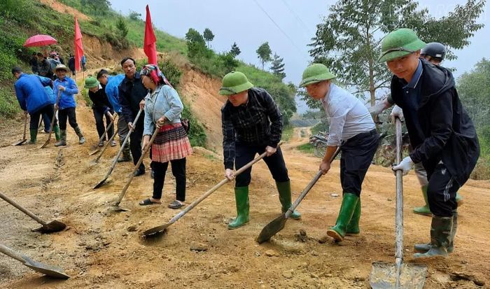 Anh Sùng Thành Công - Chủ tịch UBND xã Nậm Có (thứ 2, phải sang) cùng Nhân dân tham gia công trình, phần việc chung của thôn, bản. (Ảnh: Hoài Anh)