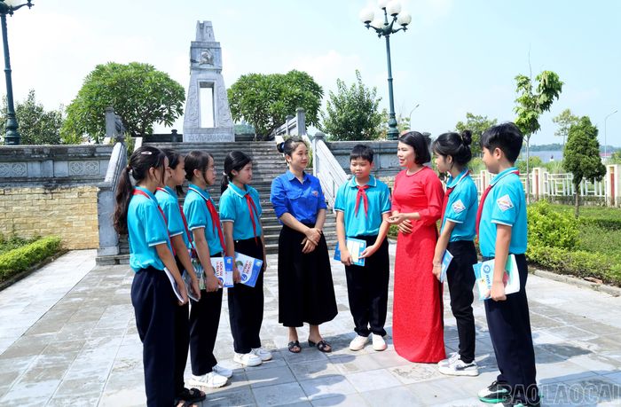 Học sinh tìm hiểu lịch sử tại nơi thành lập chi bộ nông thôn đầu tiên của Lào Cai.