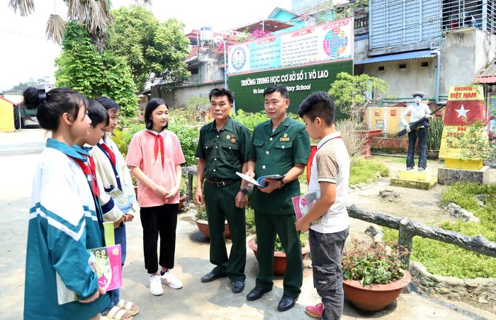 Học sinh vùng quê cách mạng Võ Lao nghe kể chuyện về thế hệ cha ông phá kho thóc Nhật, chia cho dân nghèo.