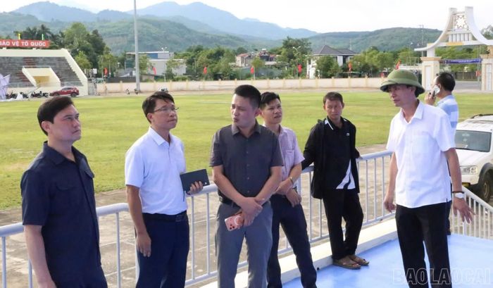 Đoàn công tác kiểm tra khán đài, nơi diễn ra lễ khai mạc giải đấu.