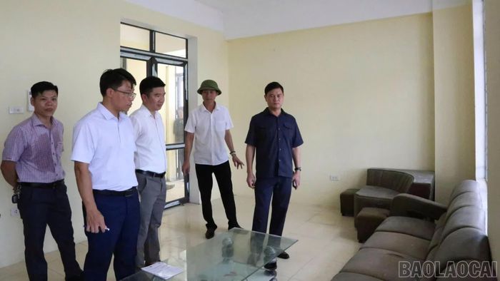 Đoàn công tác kiểm tra phòng tác nghiệp báo chí.