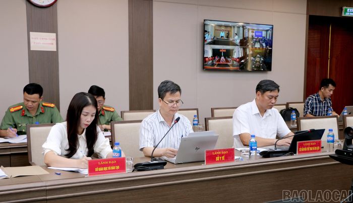 Các đại biểu tham dự cuộc họp.