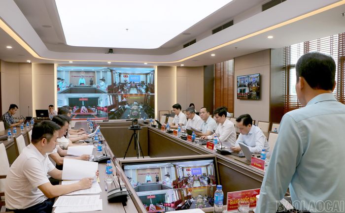 Hội nghị được tổ chức trực tiếp kết hợp trực tuyến với một số sở, ban và địa phương trên địa bàn tỉnh.