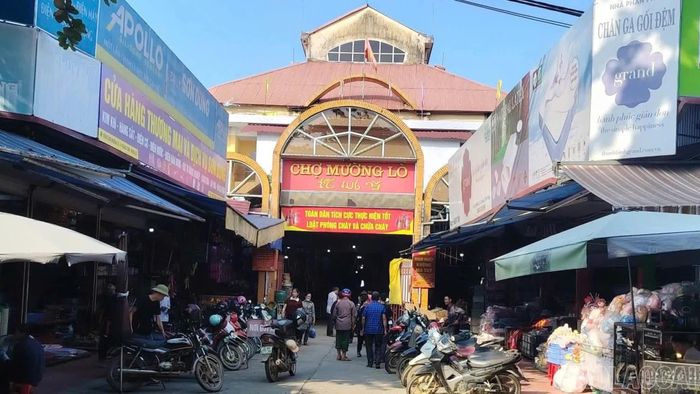 Chợ Mường Lò được chỉnh trang, sắp xếp hàng hóa gọn gàng, sẵn sàng đón khách.