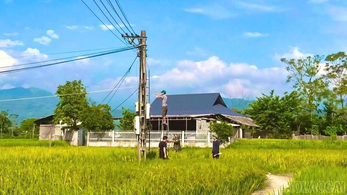 Người dân tổ dân phố Sà Rèn góp sức lắp đặt hệ thống điện chiếu sáng, làm sáng tuyến đường khu vực Nà Làng.