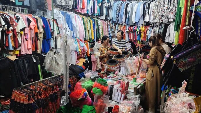 Các tiểu thương chợ Mường Lò chuẩn bị hàng hóa, sẵn sàng phục vụ du khách.
