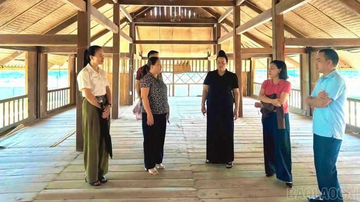 Nghệ nhân Điêu Thị Siêng góp ý nội dung, cách bố trí các nghi lễ truyền thống tại Lễ hội Tết Xíp Xí.