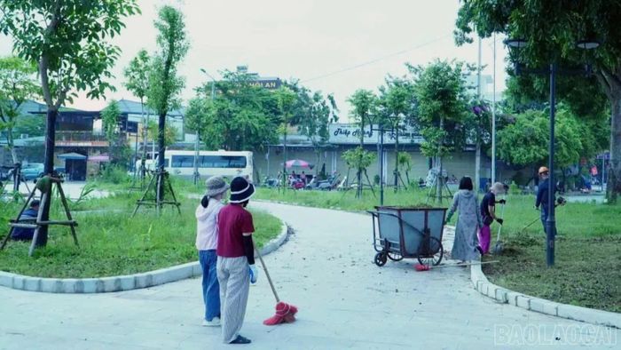 Người dân tham gia vệ sinh môi trường, chỉnh trang cảnh quan tại Sà Rèn và Tiểu công viên Mường Lò.