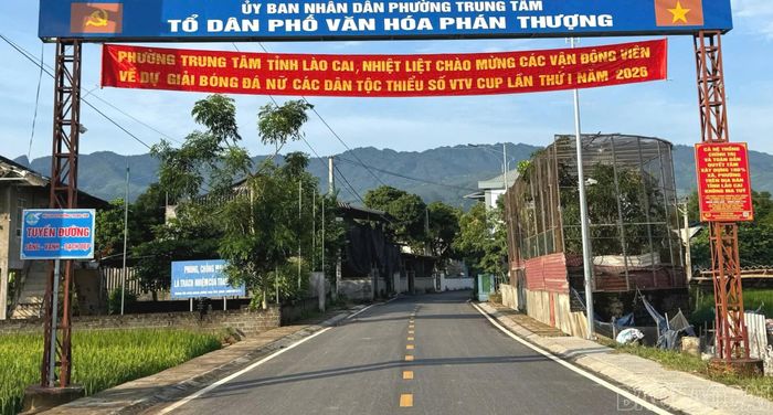 Băng-rôn chào đón các vận động viên về tập luyện tại sân vận động Sà Rèn, phường Trung Tâm.