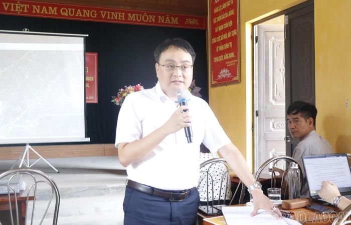 Lãnh đạo xã Quy Mông và Ban Quản lý các khu công nghiệp tỉnh Lào Cai phát biểu tại hội nghị.