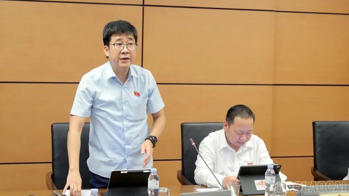 Đại biểu Nguyễn Thành Trung tham gia thảo luận tại tổ.