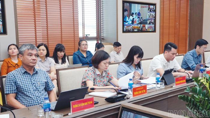 Các đại biểu tham dự cuộc họp.