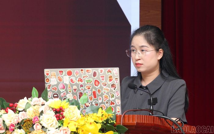 Thí sinh Lương Thuý Nga trình bày chuyên đề “Dân là gốc - Từ bài học kinh nghiệm đến ánh sáng Nghị quyết Đại hội XIV của Đảng”.