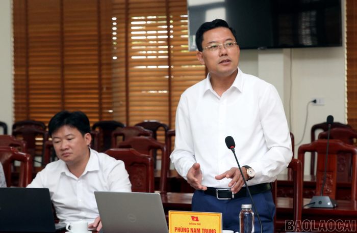 Các đại biểu tham gia đóng góp ý kiến, hoàn thiện phần thi của thí sinh.