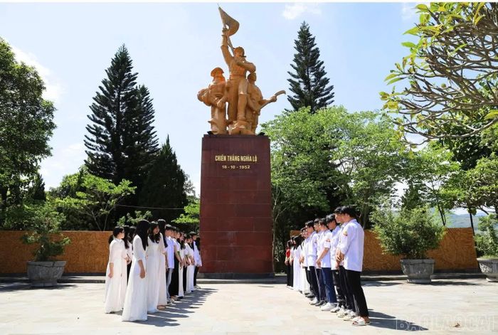 Dưới chân tượng đài Chiến thắng Nghĩa Lộ, các bạn trẻ thành kính tưởng nhớ công lao của các anh hùng, liệt sĩ.