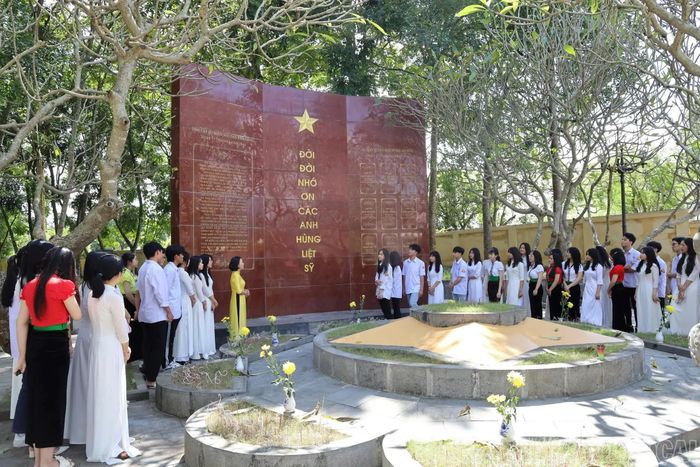 Khu di tích lịch sử - văn hoá Căng và Đồn Nghĩa Lộ là địa chỉ đỏ giáo dục truyền thống cách mạng cho thế hệ trẻ.