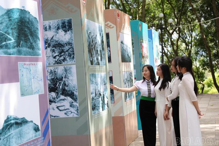 Các bạn trẻ Lào Cai tìm hiểu về lịch sử cách mạng qua các cuộc trưng bày, triển lãm ảnh chủ đề về truyền thống cách mạng.
