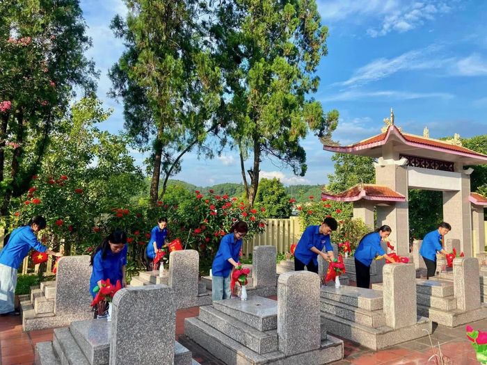 Đoàn viên, thanh niên Lào Cai thể hiện lòng biết ơn với các anh hùng, liệt sĩ hi sinh vì Tổ quốc bằng nhiều hoạt động tri ân tại nghĩa trang liệt sĩ. (Ảnh: fanpage Tuổi trẻ Lào Cai).