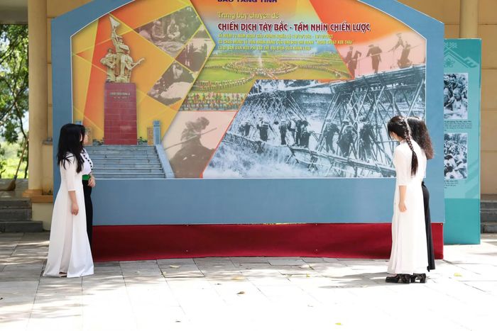 Người trẻ tìm hiểu về lịch sử để hiểu hơn những hi sinh của cha ông.
