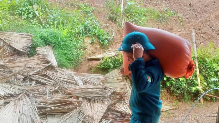 Các lực lượng hỗ trợ gia đình di chuyển đồ đạc, tài sản, tháo dỡ nhà khỏi khu vực nguy hiểm.
