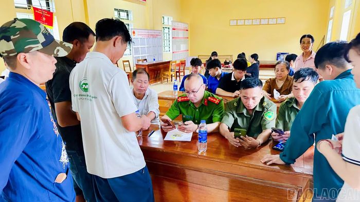 Công an xã Tân Hợp hướng dẫn người dân kích hoạt, sử dụng VNeID mức độ 2.