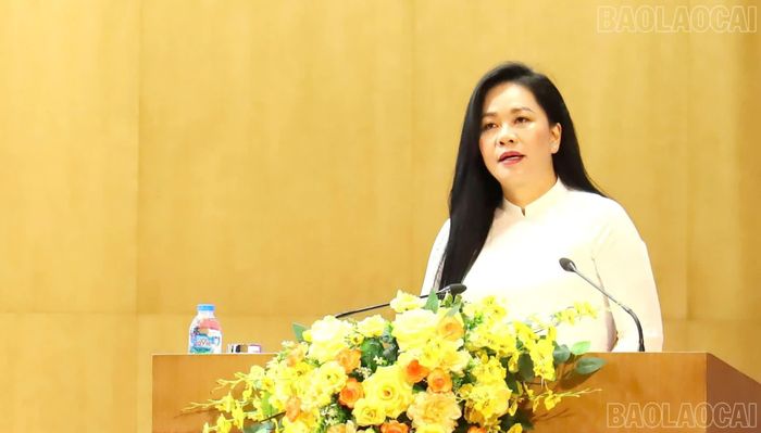 Các đại biểu tham luận tại hội nghị.