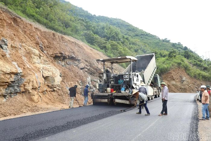 Các đơn vị thi công huy động tối đa nhân lực, phương tiện khẩn trương hoàn thiện hạng mục thảm nhựa những đoạn cuối cùng trên tuyến tỉnh lộ 175.