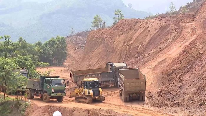 Vượt qua khó khăn về địa hình đồi núi chia cắt, các nhà thầu linh hoạt bố trí nhân lực, duy trì nhiều mũi thi công liên tục trên tuyến Khánh Hòa - Văn Yên.