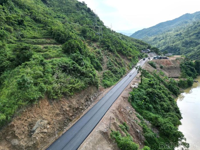 Tuyến tỉnh lộ 175 nhìn từ trên cao - "mạch máu" giao thông quan trọng phá vỡ thế cô lập, kết nối trực tiếp vùng lõi sâu với cao tốc Nội Bài - Lào Cai.