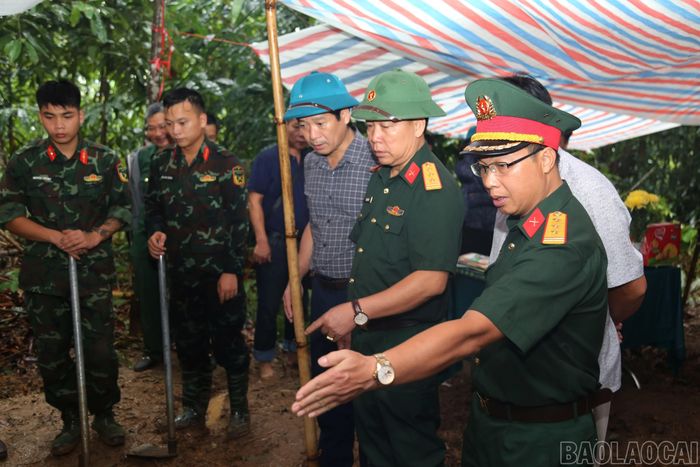 Lãnh đạo Bộ Chỉ huy Quân sự tỉnh Lào Cai và xã Bảo Nhai chỉ đạo công tác khai quật, cất bốc hài cốt liệt sĩ Bùi Văn Tự.
