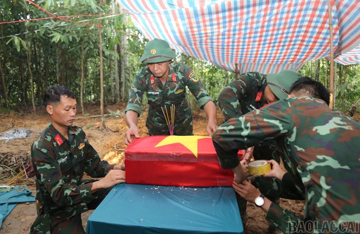 Hoàn thành công tác khai quật, cất bốc hài cốt liệt sĩ Bùi Văn Tự.