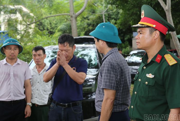 Thân nhân liệt sĩ Bùi Văn Tự xúc động cảm ơn các lực lượng và cấp ủy, chính quyền địa phương đã hỗ trợ tìm kiếm, đưa hài cốt liệt sĩ về quê hương.