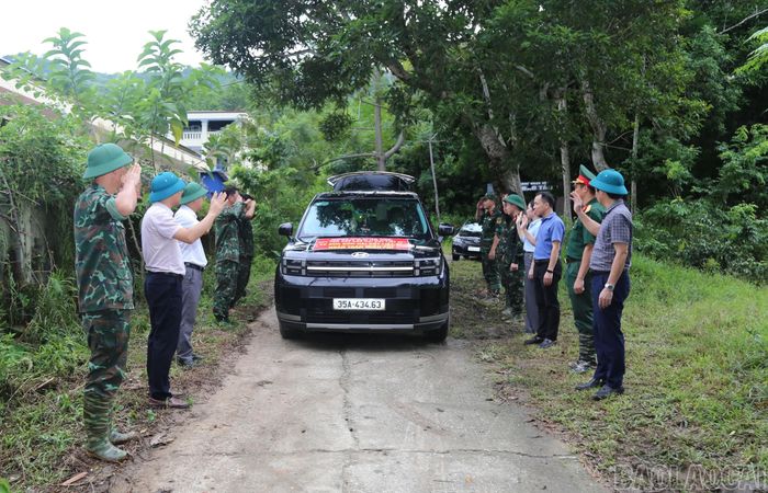 Sau 38 năm an táng tại Bảo Nhai, liệt sĩ Bùi Văn Tự trở về quê hương trong sự tiễn đưa của cán bộ, chiến sĩ, cấp ủy, chính quyền và người dân địa phương.
