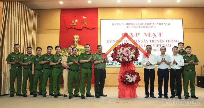 Lãnh đạo phường Cam Đường tặng hoa chúc mừng lực lượng Công an nhân kỷ niệm 81 năm Ngày truyền thống Công an nhân dân Việt Nam.