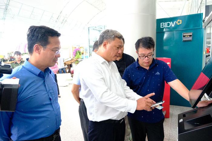 Phó Chủ tịch UBND tỉnh Nguyễn Ngọc Phúc và Phó Chủ tịch UBND tỉnh Đinh Văn Tuấn kiểm tra hệ thống "check in" tại Cảng hàng không quốc tế Liên Khương vào chiều 16/8