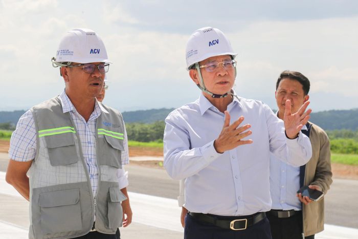 Ủy viên Ban Chấp hành Trung ương Đảng, Phó Bí thư Tỉnh ủy, Chủ tịch UBND tỉnh Lâm Đồng Hồ Văn Mười kiểm tra thực địa tại khu vực cất cánh Cảng hàng không quốc tế Liên Khương