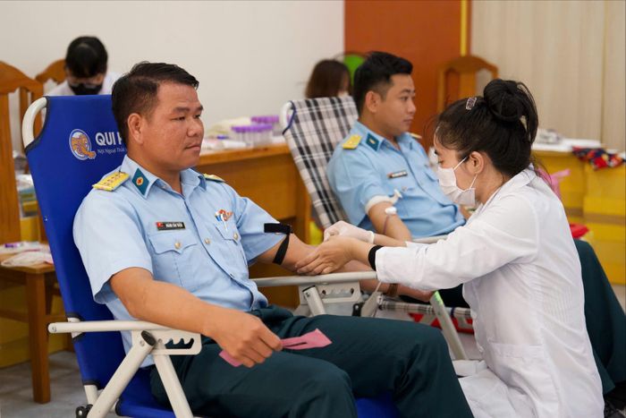 Cán bộ, chiến sĩ của Trung đoàn đang được y, bác sĩ lấy máu hiến