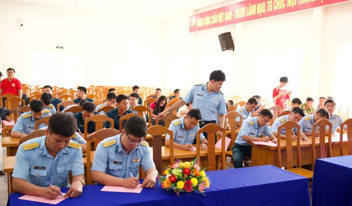 Cán bộ, chiến sĩ Trung đoàn Không quân 915 tham gia hiến máu