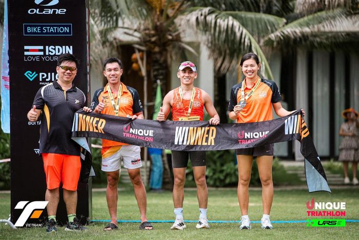 Kình ngư Nguyễn Thị Ánh Viên vô địch nội dung Enduro Relay cùng đồng đội