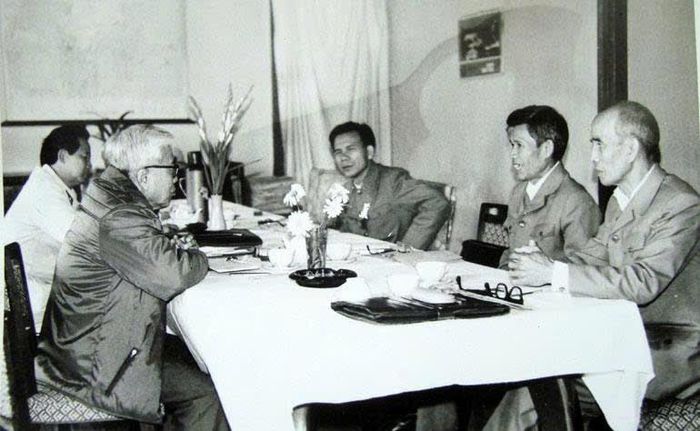 Nguyên Chủ tịch Hội đồng Bộ trưởng Phạm Hùng (người mặc áo khoác, bên trái) làm việc với Ban Chuyên án F101 tại Đà Lạt. Ảnh tư liệu