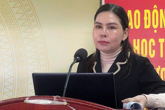 Bà Phạm Thị Minh Hiếu, Phó Giám đốc Sở Tư pháp tỉnh Lâm Đồng phổ biến Luật Dân số trong toàn tỉnh. Ảnh: Tuấn Linh