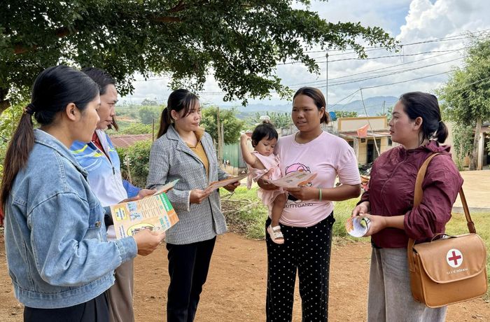 Cộng tác viên dân số xã Quảng Khê tuyên truyền vận động chính sách tại cơ sở