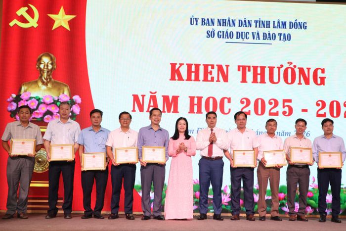 Giám đốc Sở Giáo dục và Đào tạo tặng giấy khen cho các tập thể, cá nhân có thành tích xuất sắc trong năm học 2025 - 2026