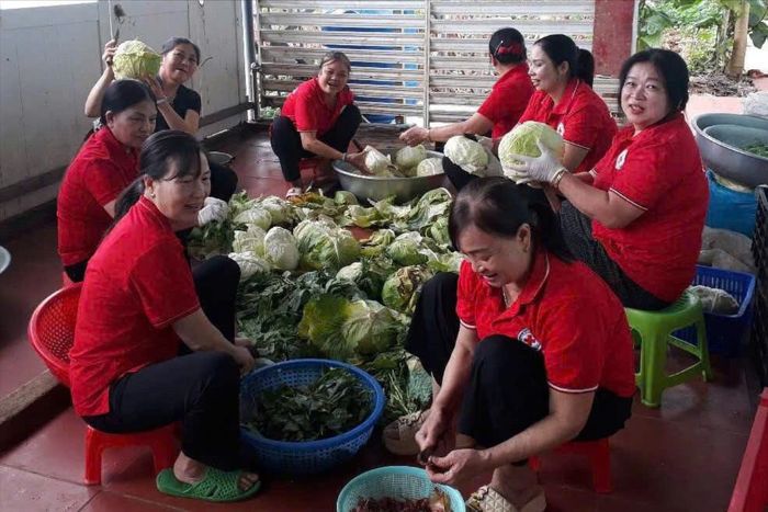 Sơ chế thực phẩm tại Bếp ăn tình thương