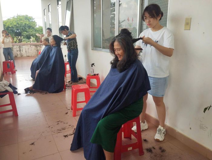 Tình nguyện viên cắt tóc cho bệnh nhân điều trị tại bệnh viện