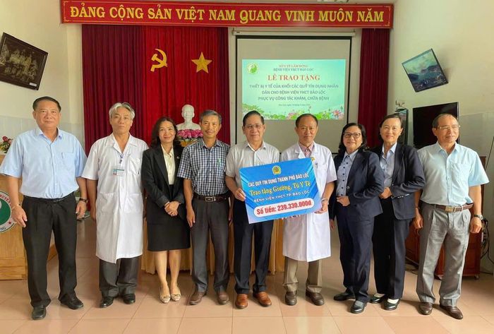 Các quỹ tín dụng trên địa bàn Bảo Lộc tặng trang thiết bị y tế cho Bệnh viện
