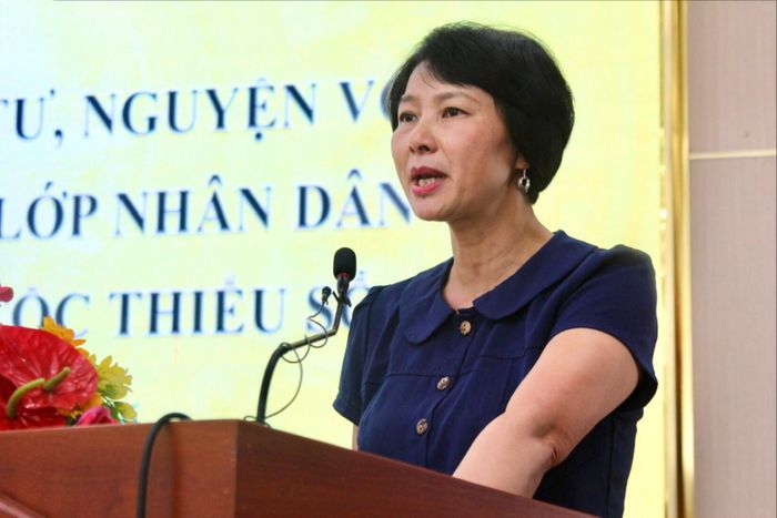 Đồng chí Phạm Thị Phúc, Phó Bí thư Tỉnh ủy, Chủ tịch Ủy ban MTTQ Việt Nam tỉnh Lâm Đồng, ghi nhận các ý kiến của đại biểu