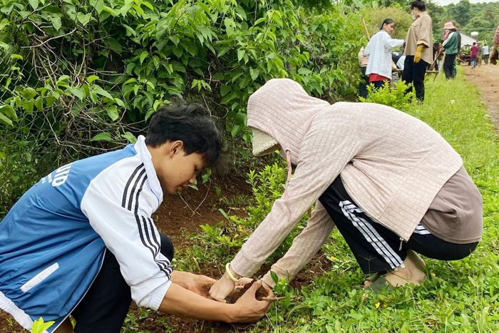 Người dân bon Sar Pa, xã Thuận An tích cực vệ sinh đường làng xanh, sạch, đẹp