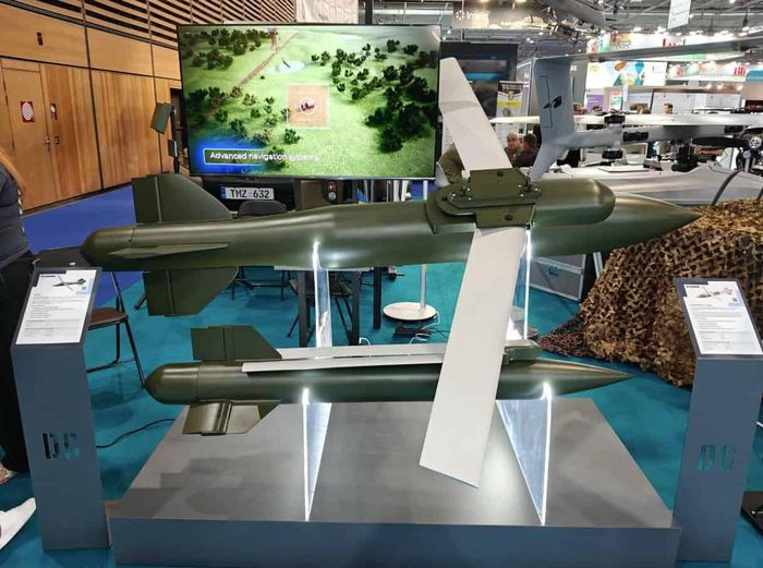 Bom lượn có điều khiển Vyrivniuvach của Ukraine trưng bày tại triển lãm Eurosatory 2026 ở Paris - Ảnh: X